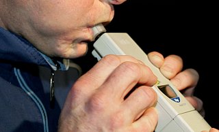 Die Polizei ordnet einen Atemalkoholtest bei dem Fahrer an. - Verfügbar für Kunden mit Rechnungsadresse in Deutschland.