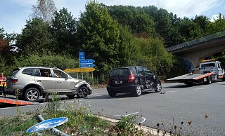 Die Unfallverursacherin war in dem schwarzen Mercedes unterwegs und übersah den BMW, der ihr entgegen kam. - Katharina Eisele