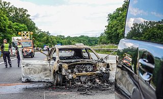 Das Wrack des ausgebrannten Opel Corsa auf der A2. - Paul Brinkmann