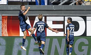 Paderborns Filip Bilbija (l.) jubelt jubeln nach seinem Tor zum 2:1mit seinen SCP-Teamkollegen Felix Götze und Raphael Obermair. - David Inderlied