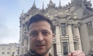 "Ich bin hier": Der ukrainische Präsident Wolodymyr Selenskyj in seinem Selfie-Video vom Samstagmorgen. - AFP PHOTO / Facebook account of Volodymyr Zelensky
