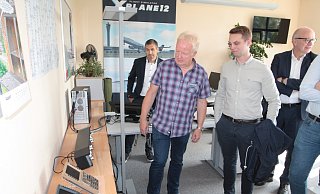 Winfried Diekmann, Geschäftsführer von Aerosoft, führt Kevin Gniosdorz durch das Unternehmen. Auch Bürens Bürgermeister Burkhard Schwuchow schaut und hört interessiert zu. - Uwe Müller