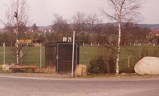 Ehemaliger Blick auf den Eingang: So sah der Ausweichplatz an der Stockfeldfeldstraße in Kirchlengern-Stift Quernheim aus. Rechts zu sehen ist der große Findling, der spurlos verschwunden ist. - Repro Thorsten Mailänder