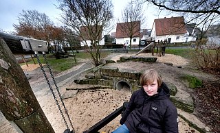 Der elfjährige Tilko - hier auf dem Spielplatz Ottilienstraße - wünscht sich in Nordhorn mehr Möglichkeiten für Kinder und Jugendliche zum Treffen und Spielen. - Andreas Frücht