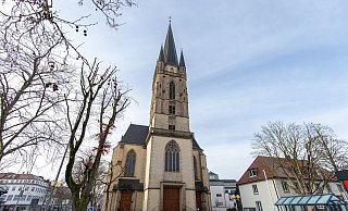 Der Platz vor der Herz-Jesu-Kirche ist unter anderem Treffpunkt für Angehörige der Drogenszene. - Niklas Tüns (Archivfoto)