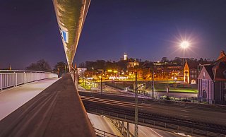 Auf dieser Fußgängerbrücke war die Minderjährige unterwegs, als der unbekannte Mann sie angriff. - Sarah Jonek Fotografie Auf dieser Fußgängerbrücke war die Minderjährige unterwegs, als der unbekannte Mann sie angriff. - Sarah Jonek Fotografie
