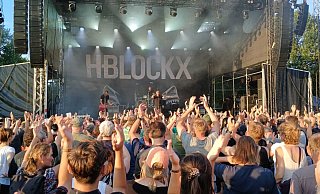 Beim Wohnsein-Open-Air im Schloss- und Auenpark feiert gut 2000 Besucher die H-Blockx. - Uwe Müller