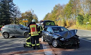 In Haldem-Arrenkamp stießen in diesem Einmündungsbereich drei Fahrzeuge zusammen. - Foto: Feuerwehr Stemwede