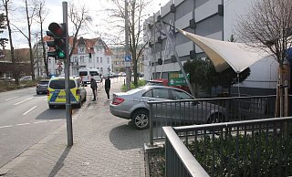 Die Mercedes C-Klasse steht auf der Treppe. - Jobst Lüdeking