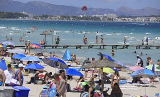 Menschen sonnen sich an den Stränden von Mallorca. Eine Hitzewelle rollte derzeit über Südeuropa. - CLARA MARGAIS Menschen sonnen sich an den Stränden von Mallorca. Eine Hitzewelle rollte derzeit über Südeuropa. - CLARA MARGAIS