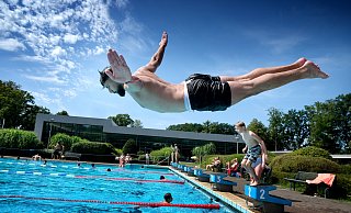 Und rein ins kühle Nass - im Nordbad in Gütersloh ist am Dienstag einiges los. - Andreas Frücht