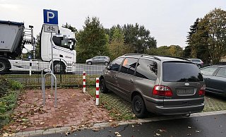 Dieser Ford Galaxy steht schon mehrere Wochen auf dem Parkplatz. Der Besitzer bekam eine Frist. - Ilja Regier