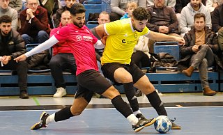 Ende des Jahres kämpfen die heimischen Teams um die 25. Hallen-Fußball Stadtmeisterschaft. In dieser Szene aus dem Vorjahr streitet Tunay Mert Kutluhan (damals Gadderbaum, links) mit einem Wellensieker um den Ball. - Andreas Zobe