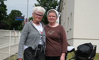 Nachbarschaftshilfe: Margret Gerke (l.) hat über Anna Enns ihr gestohlenes Fahrrad wiederbekommen. Zum Wiedersehen ist die 84-Jährige allerdings mit ihrem neuen Fahrrad gefahren. - Ulf Hanke
