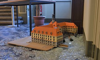 Auch das Modell des Rathauses wurde durch den Angeklagten beschädigt. - Stadt Herford