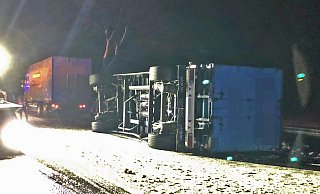 Der Lkw-Anhänger kippte auf der B252 um. - Polizei