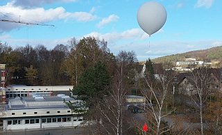 Der Ballon hat die ersten Höhenmeter geschafft. Insgesamt soll er auf 30 Kilometer Höhe steigen. - Thomas Kube