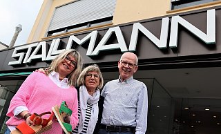 Seit Generationen für ihre Kunden da: Tanja Hofbauer (l.) mit ihren Eltern Hannelore und Manfred Stallmann unterm Schriftzug ihres Geschäfts. - Meiko Haselhorst