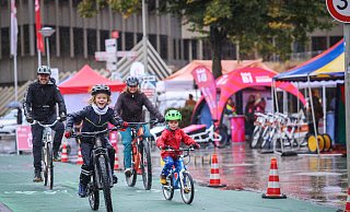 Passend gekleidet bereitet sogar Radfahren im Regen Freude: Claudia Lamm und Rouven Kern mit ihren Kindern Rocco (7) und Fridolin. - Sarah Jonek