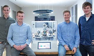 Matthias Risse (v. l.), Jan Ewerszumrode, Laurids Wetzel und Tom Toews haben die Maschine zum Lösen des Würfels gemeinsam entwickelt und umgesetzt.