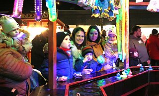 Entenangeln, Kinderkarussell, Loseziehen, Waffeln, Crepes und Zuckerwatte und obendrein der Grundschulspielplatz - die kleinen Besucher des Sternenzaubers hatten eine Menge Auswahl in diesem Jahr. - Ilka Gülker