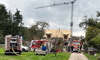 Feuer im Kreis Gütersloh: Anwohner hatten bereits selbst Löschversuche mit einem Pulverlöscher und einem Gartenschlauch unternommen. Dabei verletzte sich einer der Helfenden leicht und musste ins Krankenhaus. - Thorsten Heß