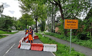 Autofahrer, die von Lippling aus nach Ostenland reinfahren, müssen durch die markierte Einengung ihre Geschwindigkeit reduzieren. Marco Elsner vom Straßenverkehrsamt baut den Verkehrsversuch auf. - Kreis Paderborn