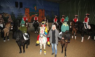 Ingrid Lutter mit einem Teil ihrer 60 Akteure die beim Winter-Reitmärchen des Reit-und Fahrverein Büren mitwirkten. Rund 500 Besucher kamen zu den beiden Aufführungen in die Reithalle auf Gut Holthausen. - Johannes Büttner
