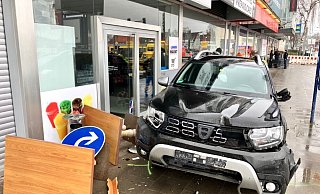 Der Dacia Duster krachte vor einen Tisch einer Pizzeria und blieb schließlich zwischen den Gästetischen des Sieker Marktes liegen. - Jens Reichenbach