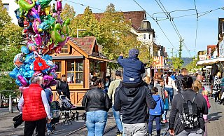 Entspanntes Miteinander herrscht bei den Glückstalertagen am Wochenende. Mitfeiern darf jeder mit 3-G-Nachweis. Es gibt Stichproben-Kontrollen. - Barbara Franke