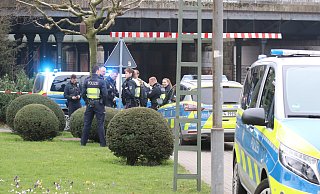 Kurz nach der Tat: Polizisten haben den Bereich an der Unterführung abgesperrt und suchen nach Spuren. - Claus Frickemeier