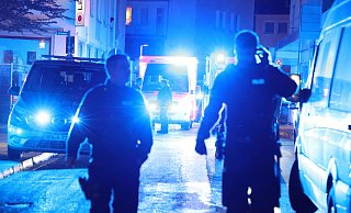 Polizisten stehen in der Nähe des Einsatzortes auf einem Stadtfest in Solingen, wo ein Angreifer am vergangenen Freitag wahllos um sich gestochen und drei Menschen getötet hat. - picture alliance/dpa