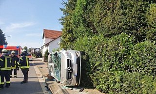 Das Auto ist auf die Seite gekippt. - Stefanie Dullweber
