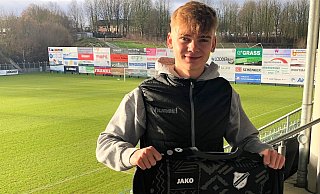 Vorstellung: Dominique Domröse darf auf der Tribüne des Häcker Wiehenstadions schon einmal Luft schnuppern. - SV Rödinghausen