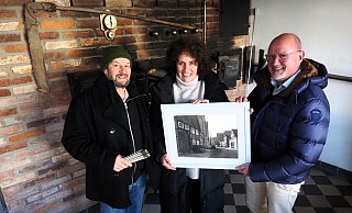 Mit diesem Foto weckte Johannes Schlütz (r.) das Interesse von Esther und Ronald Kurze für das verlassene Brotmuseum. - Josef Köhne