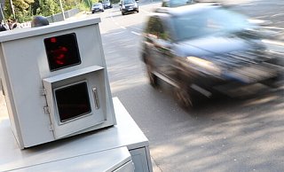 Eine mobile Blitzer-Station im Einsatz. - Holger Kosbab