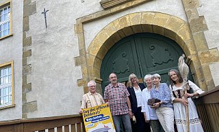 Günter Wörmann (Vorsitzender Holzhandwerksmuseum, v. l.), Heinz Willer (zweiter Vorsitzender vom Holzhandwerksmuseum), Ulrike Bleimund (Untere Denkmalbehörde), Christa Gante (Museumsschule Hiddenhausen), Stephanie Sundermeier (Gut Bustedt) und Ingrid Kerber (Kulturwerkstatt Hiddenhausen) werden die Besucherinnen und Besucher am Tag des offenen Denkmals begrüßen. - Dana Johanna Stoll