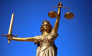 Die Göttin Justitia mit Augenbinde, um ohne Ansehen der Person entscheiden zu können, mit der Waage der Gleichheit und dem Schwert der Gerechtigkeit. Die Justiz soll immer unvoreingenommen entscheiden. Die Anwälte von Elke D. bezweifeln, ob diese Prämisse beim Familiengericht in Detmold noch gilt. Foto: Pixabay - Pixabay Die Göttin Justitia mit Augenbinde, um ohne Ansehen der Person entscheiden zu können, mit der Waage der Gleichheit und dem Schwert der Gerechtigkeit. Die Justiz soll immer unvoreingenommen entscheiden. Die Anwälte von Elke D. bezweifeln, ob diese Prämisse beim Familiengericht in Detmold noch gilt. Foto: Pixabay - Pixabay