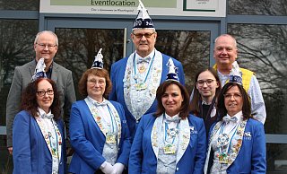 Nach der pandemischen Pause freuen sich die Bürgermeister Hubertus Grimm (hinten, l.) und Werner Tyrasa (hinten, r.), dass der CVWB mit Präsident Friedhelm Dierkes sowie den Vorstandsmitgliedern Sonja Kriwet (vorn, v. l.), Martina Bönning, Linda Block, Charlotte Haake (designierte Pressesprecherin) und Christiane Welling den Karneval in Beverungen und Lauenförde planen. - Torsten Wegener