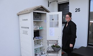 Yvonne Herklotz bietet in ihrem neuen Selbstbedienungsshop Deko und personalisierte Kissen an. - Celina Allard