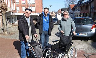 Wolfgang Linnemann (v. l.), Felix Lehra und Ute Brandt-Brüggemann zeigen anhand der Schwachstellen der aktuellen Einkaufsstraße, wie sie sich die zukünftige Stadtachse vorstellen. - Judith Gladow