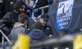 SCP-Cheftrainer Lukas Kwasniok suchte am Samstag das Gespräch mit den Fans auf der Südtribüne, um einen Spielabbruch zu verhindern. - picture alliance