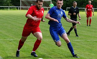 Kurstadt-Derbys sind das Salz in der Suppe: Hier eine Szene aus der Mindener Fußball-Kreisliga B-Süd mit Philip Krüger (l.) vom SuS Wulferdingsen und Darius Sliwinski vom SC Oberbecksen/Babbenhausen. Der SCOB gewann dieses Spiel mit 2:0. - Ingo Büchel