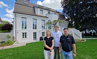 Tina Wilke (Projektassistenin, v.l.), Sven Ahlers (Geschäftsführer der Wahlemann Immobilien GmbH) und Oliver Erdmann (Architekt/Die Bauwerkstatt). - Uwe Pollmeier