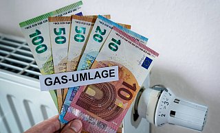 Die Gasumlage belastet viele Bürger zusätzlich zu den gestiegenen Energiepreisen schwer. - IMAGO/Political-Moments