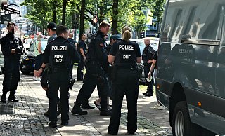 Kripo, Ordnungsamt und Zoll nahmen sich am Montag ein Restaurant an der Herforder Straße vor. - Kurt Ehmke
