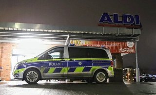Die Polizei steht nach dem Raubüberfall auf den Aldi-Supermarkt am 20. Dezember vor den Gebäude. - Charlotte Mahncke