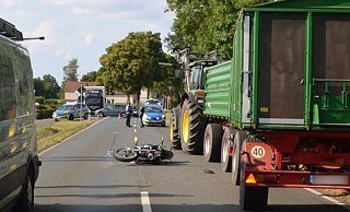 Die Polizei Herford nimmt den Unfall auf der Elverdisser Straße auf. Beteiligt sind ein Audi, ein Trecker-Gespann, ein Ford und ein Yamaha-Motorrad. - Feuerwehr Kreis Herford