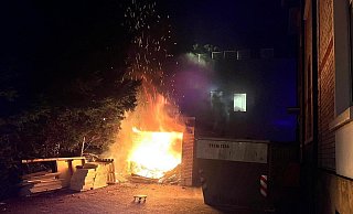 Mitten im Wohngebiet stand in der Nacht zu Sonntag eine Garage in Flammen. - Feuerwehr Bad Oeynhausen