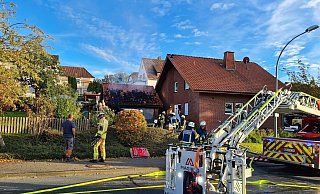 Die Feuerwehr Büren konnte den Brand löschen, bevor die Flammen auf das Wohnhaus übergriffen. - Feuerwehr Büren